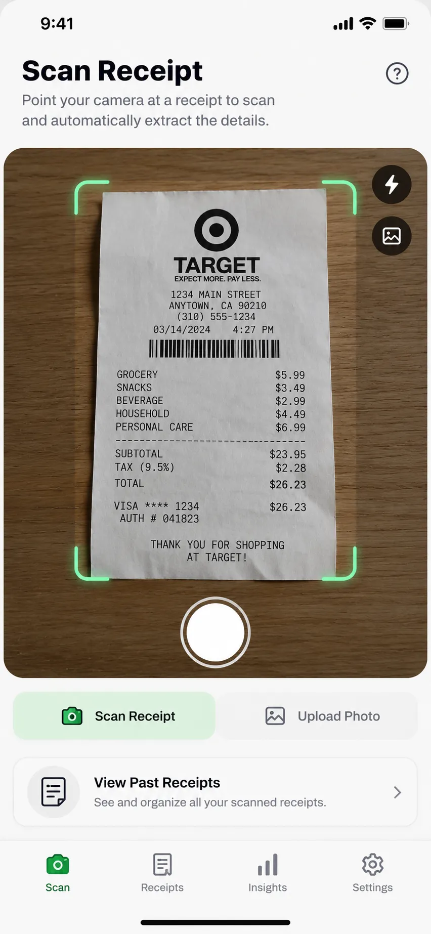 Receipt Scanner на телефоне: камера направлена на бумажный чек, приложение готово прочитать его данные.